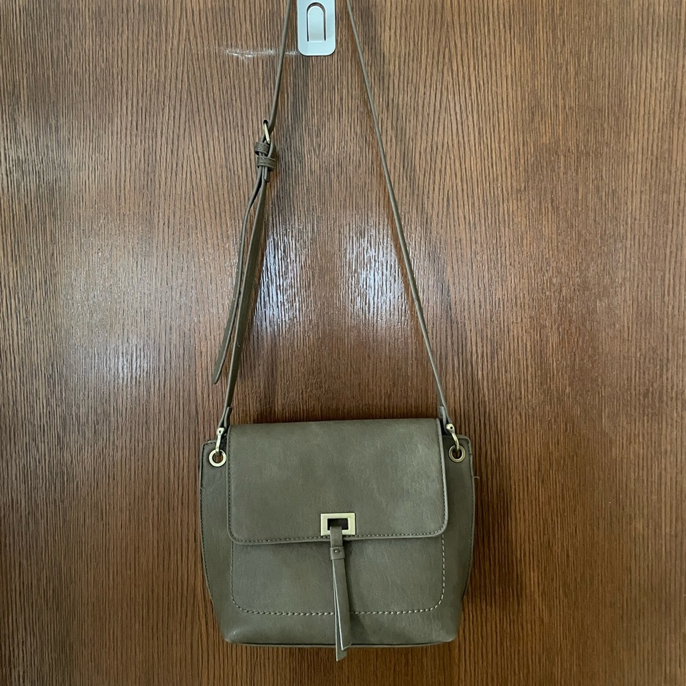 Women’s Purse with Shoulder Strap
Tan. Gently used.